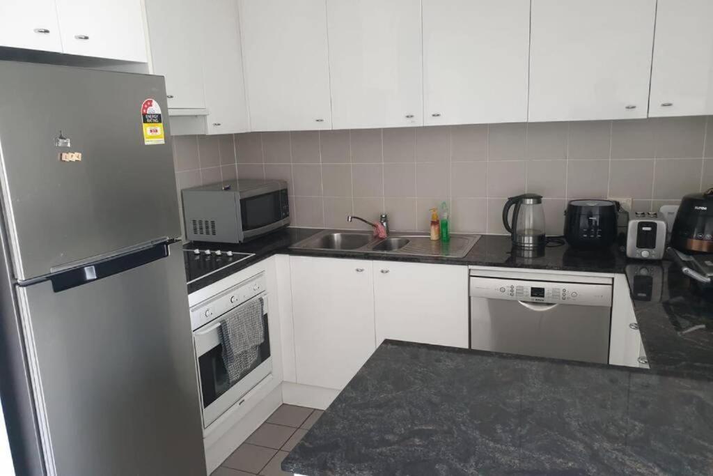 Dana-Cozy Private Room In Shared Central Apt-Rm 2 Canberra Bagian luar foto